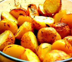 Quantas calorias em 1 Oz Batatas (com Casca, sem Sal, no Microondas)?