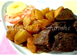 Quantas calorias em 1 Oz Carne de Vaca Guisada com Batatas e Vegetais em Molho com Base de Tomate?