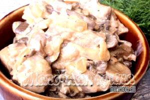 Quantas calorias em 1 Oz Cogumelos Cozidos (Cozinhado com Gordura Adicionada)?