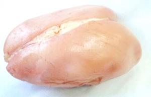 Quantas calorias em 1 Oz, Com Ossos, Cru, Sem Pele (Produto Após Cozinhado, Ossos Removidos) Peito de Frango Guisado (Pele Não Consumida)?