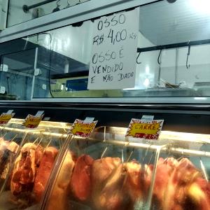 Quantas calorias em 1 Oz, Com Ossos (Produto Após Cozinhado, Ossos E Pele Removidos) Frango (Pele Não Consumida)?