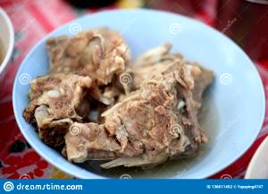 Quantas calorias em 1 Oz, Com Ossos (Produto Após Cozinhado, Ossos Removidos) Carne de Porco?