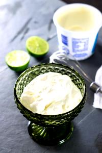 Quantas calorias em 1 Oz Creme Azedo sem Gordura?