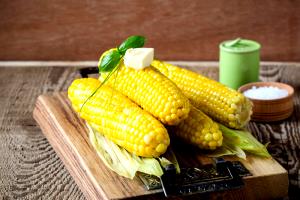 Quantas calorias em 1 Oz Milho Doce Amarelo (Espigas, com Sal, Congelado, Escorrido, Cozido, Fervido)?