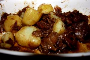 Quantas calorias em 1 Oz, Sem Ossos, Cozida Carne de Vaca do Peito?