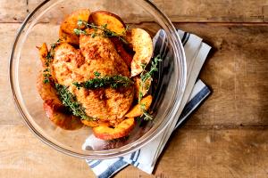 Quantas calorias em 1 Oz, Sem Ossos (Produto Após Cozinhado, Casca Removida) Peito de Frango no Forno, Grelhado ou Assado (Pele Não Consumida)?