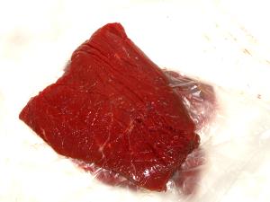 Quantas calorias em 1 Oz, Sem Ossos (Produto Após Cozinhado , Gordura Removida) Bife de Carne de Vaca (apenas Parte Magra Consumida)?