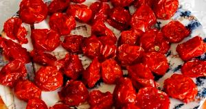 Quantas calorias em 1 Pedaço Tomates Secos Ao Sol?