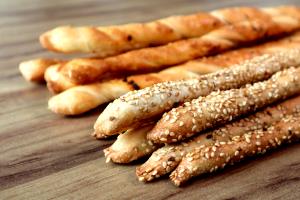 Quantas calorias em 1 Pedaço (0,5 G) Palitinhos de gergelim?