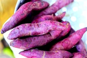 Quantas calorias em 1 Pedaço (38,0 G) Casca de batata, crua?