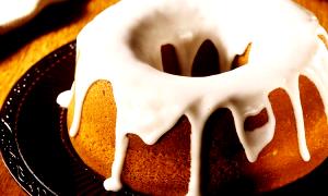 Quantas calorias em 1 Polegada Cúbica Bolo Branco com Cobertura Glacé (Receita Caseira ou Comprado)?