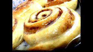 Quantas calorias em 1 Polegada Cúbica Pão de Canela Doce com Cobertura Glacé?
