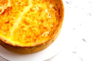 Quantas calorias em 1 Polegada Cúbica Quiche de Queijo sem Carne?