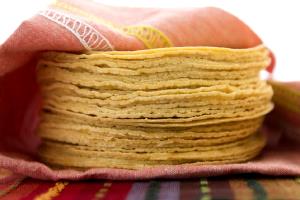 Quantas calorias em 1 Polegada Da Superfície Tortilha de Milho?