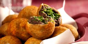 Quantas calorias em 1 porção (110 g) Bolinho de Feijão Preto?