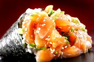 Quantas calorias em 1 porção (131 g) Temaki Salmão Cream?
