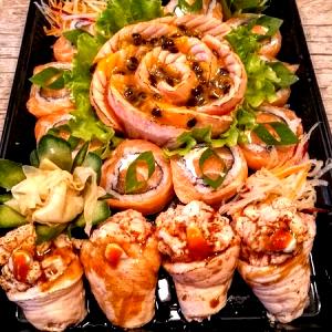 Quantas calorias em 1 porção (131 g) Temaki Salmão Dice?