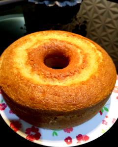 Quantas calorias em 1 Porção (148 G) Bolo de Iogurte?