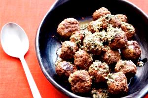 Quantas calorias em 1 porção (180 g) Almôndegas de Carne Ao Molho Chimichurri?