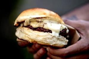 Quantas calorias em 1 Porção (184 G) Hambúrguer de Queijo com 1/4 Lb de Carne no Pão?