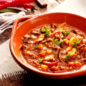 Quantas calorias em 1 Porção (187 G) Goulash de Carne de Vaca?