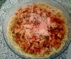 Quantas calorias em 1 Porção (248 G) Espaguete com Molho de Tomate e Frango ou Peru?