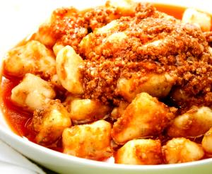Quantas calorias em 1 porção (270 g) Nhoque a Bolonhesa?