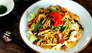Quantas calorias em 1 porção (300 g) Yakissoba de Vegetais Junior?