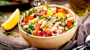 Quantas calorias em 1 porção (50 g) Salada de Feijão Branco?