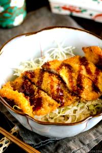 Quantas calorias em 1 porção Crispy Donburi?