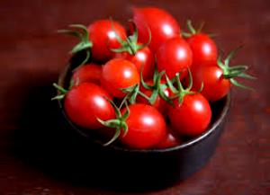 Quantas calorias em 1 Porção Tomates Vermelhos?
