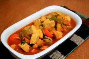 Quantas calorias em 1 Porção Frango com legumes (exceto batata, inhame e aipim)?