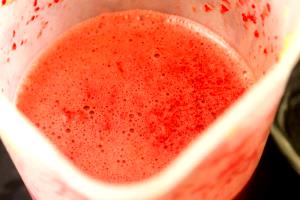 Quantas calorias em 1 Porção Laranja e beterraba suco natural com açúcar refinado?