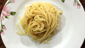 Quantas calorias em 1 Porção Macarrão trigo integral na manteiga com sal?