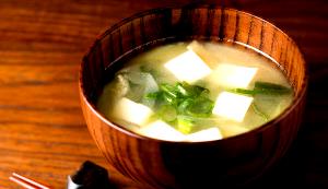 Quantas calorias em 1 Porção Missoshiru pó (média diferentes sabores)?