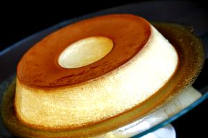Quantas calorias em 1 Porção Pudim mistura p/ (média diferentes marcas)?