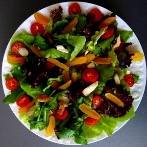 Quantas calorias em 1 Porção Salada folhas - alface lisa alface roxa rúcula sem tempero sem sal?