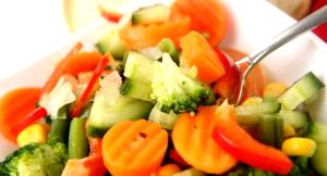 Quantas calorias em 1 Porção Salada vegetais cozidos - batata cenoura chuchu com molho de salada - salsa suco de limão azeite de oliva com sal?