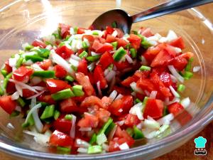 Quantas calorias em 1 Porção Salada vegetais cru - tomate cebola sem tempero sem sal?