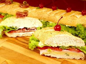 Quantas calorias em 1 Porção Sanduíche baguete com queijo muçarela alface tomate e presunto?