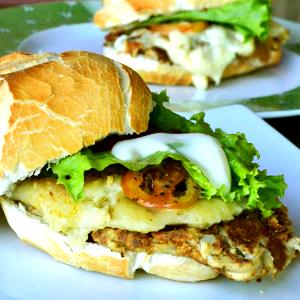 Quantas calorias em 1 Porção Sanduíche pão francês com queijo prato e maionese?