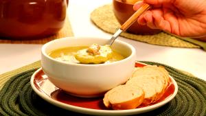 Quantas calorias em 1 Porção Sopa creme ervilha desidratada preparada?