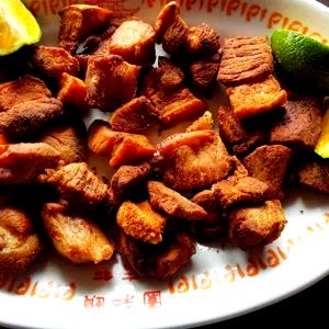 Quantas calorias em 1 Porção Suã suína frito(a)?