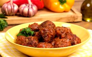 Quantas calorias em 1 Porçoes Almôndega De Carne Caseira?