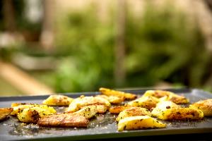 Quantas calorias em 1 Porçoes Batata Ao Forno Com Parmesão?
