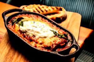 Quantas calorias em 1 Porçoes Beringela Á Parmegiana?