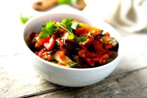 Quantas calorias em 1 Porçoes Berinjela Refogada Com Tomate?