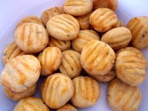Quantas calorias em 1 Porçoes Biscoitinho Caseiro De Cebola?