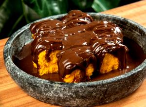 Quantas calorias em 1 Porçoes Bolo De Cenoura Com Cobertura De Chocolate?