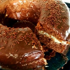 Quantas calorias em 1 Porçoes Bolo De Chocolate Com Recheio De Coco?